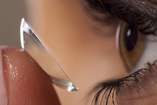 Wie reinige ich Kontaktlinsen?